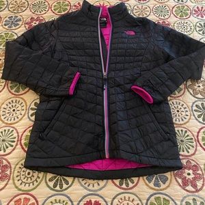 Girls North Face Quilted Jacket, Size 18, Black with Hot Pink Inside